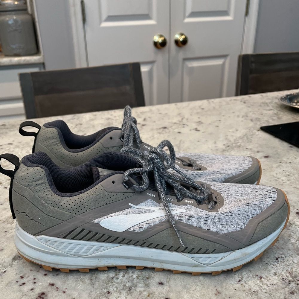 Brooks Cascadia 14 Grey Dove Biscuit sz 10 EUC